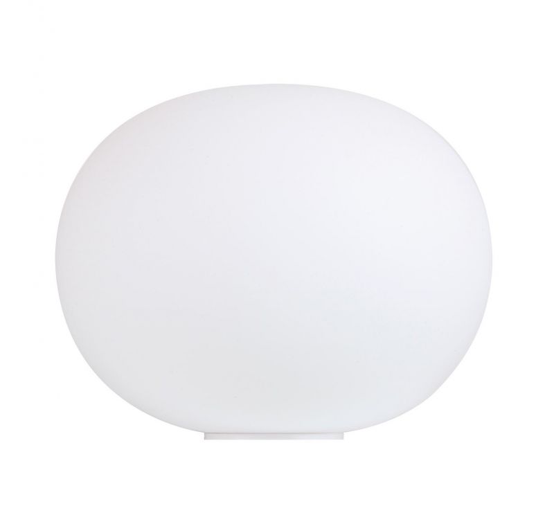 Weiße Glo Ball Tischleuchte von Flos, modernes Design mit sanftem, diffusem Licht.